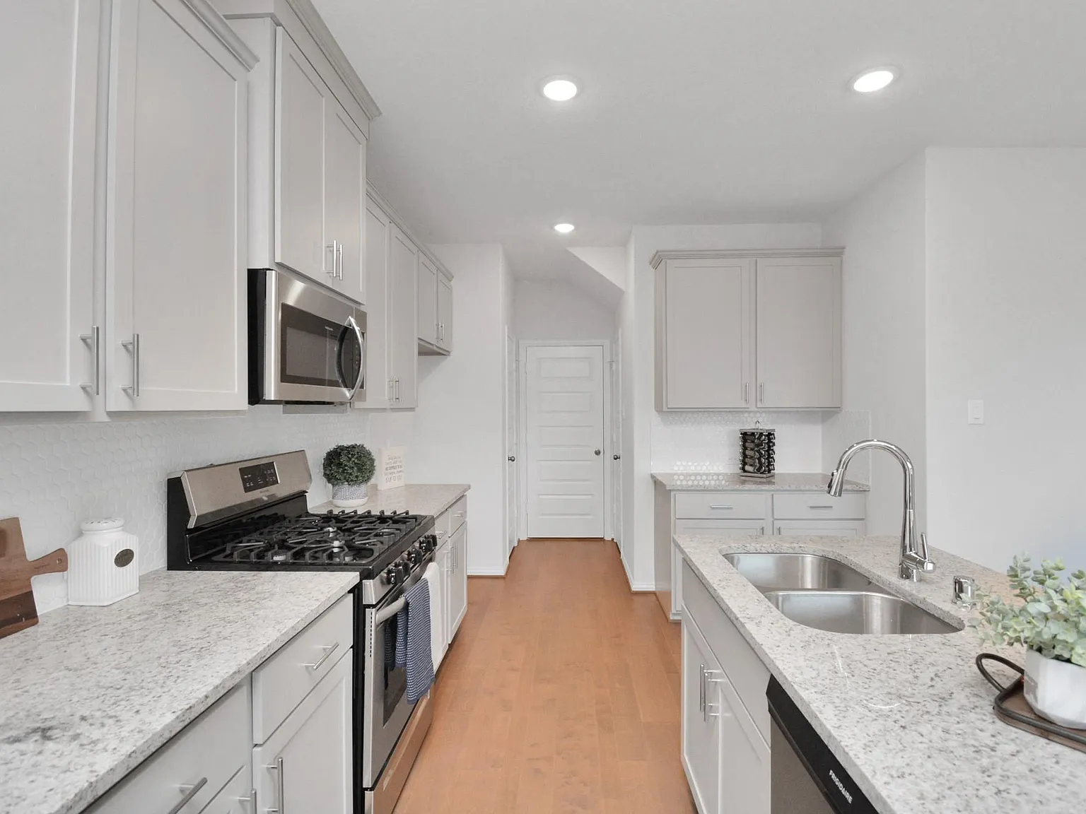 3 bed, 2.5 bath, 1646 sqft, $2,400 — Photo 3