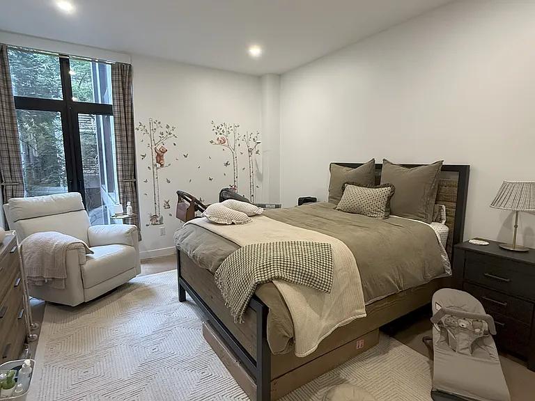 249 E 50th St #5B — Photo 7