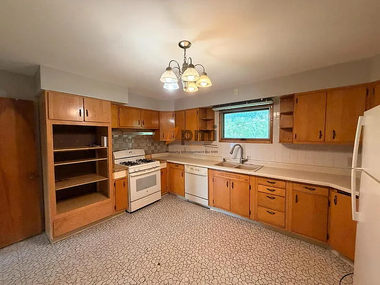 330 E 69th Pl — Photo 5