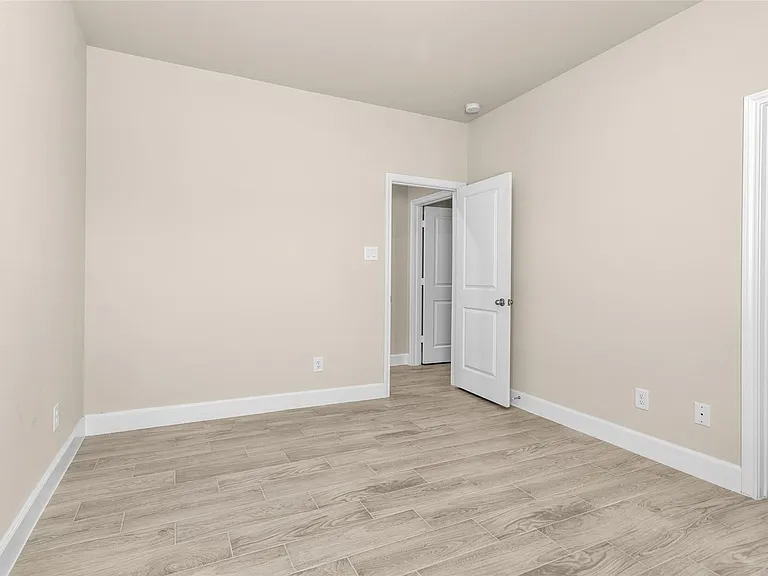 496B Golden St #B — Photo 14