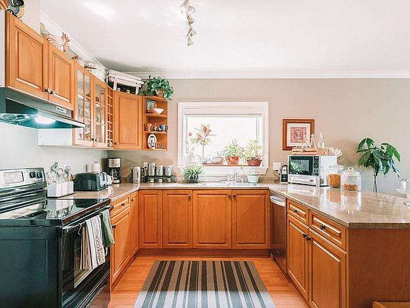 2nd image of 15584 Semiahmoo Ave