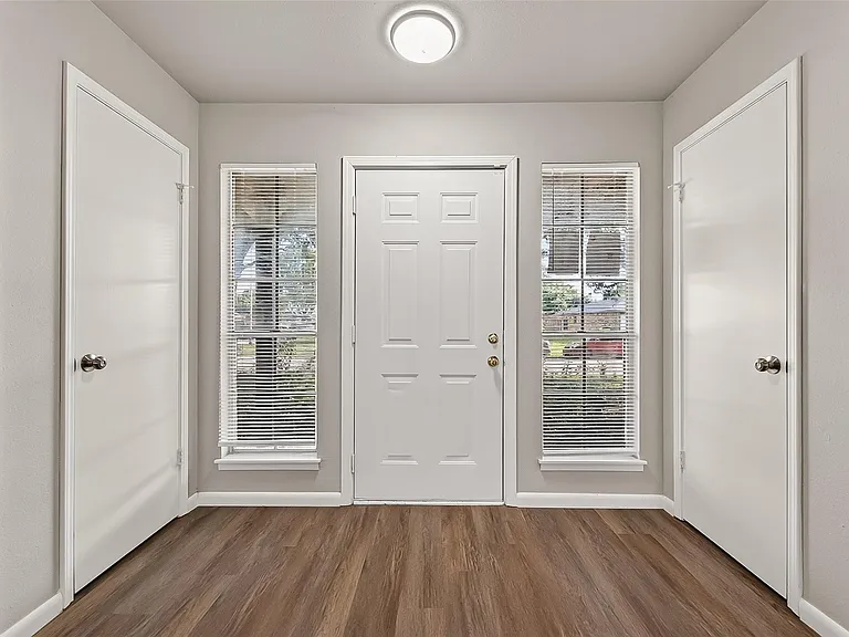 4923 Sandalwood Ave — Photo 2