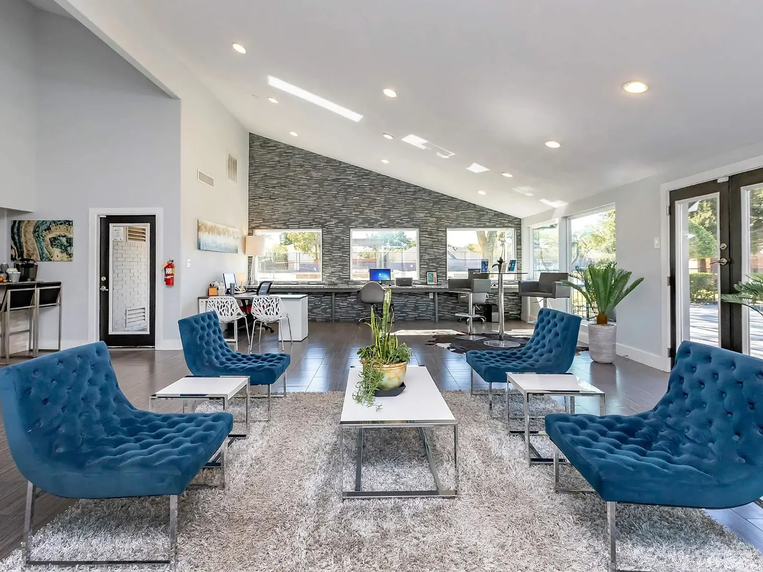 Oakline Apartments — Photo 3