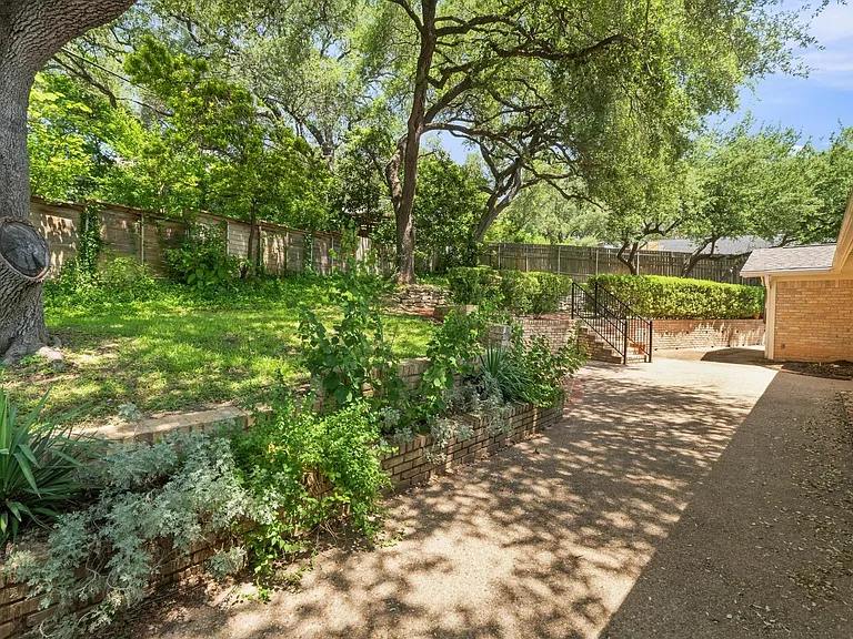 2802 Pecos St — Photo 32