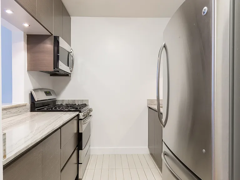 235 W 48th St #9-H — Photo 21