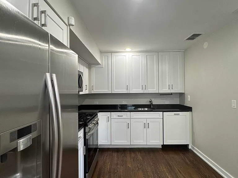 1902 W Cortland St — Photo 7
