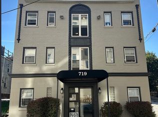 719 E Pleasant St APT 3, Milwaukee, WI 53202