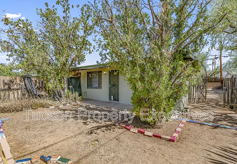 1615 E Adelaide Dr #4 — Photo 1