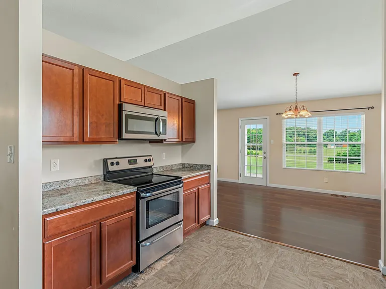 927 Mossy Grove Ln — Photo 5