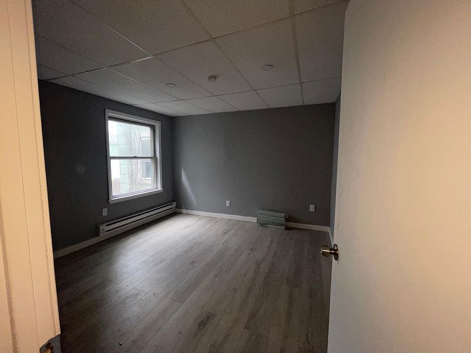 2nd image of 450 Willow St Floor 1