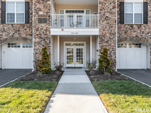 1211 Brookside Court #1211, Newtown, CT 06470