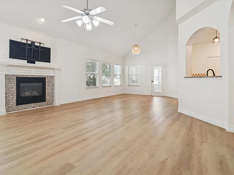 1116 Charleston Ln — Photo 7
