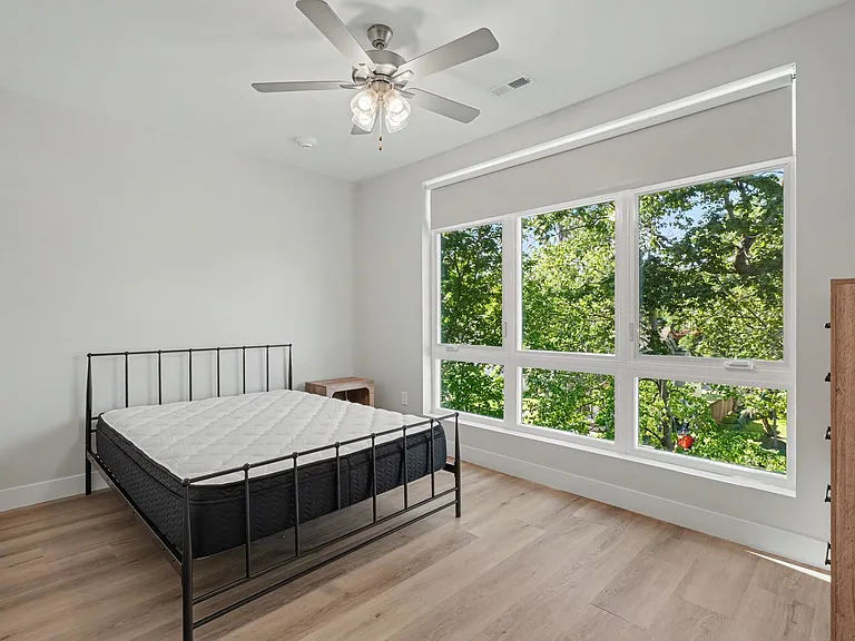 512 W Clark St — Photo 21