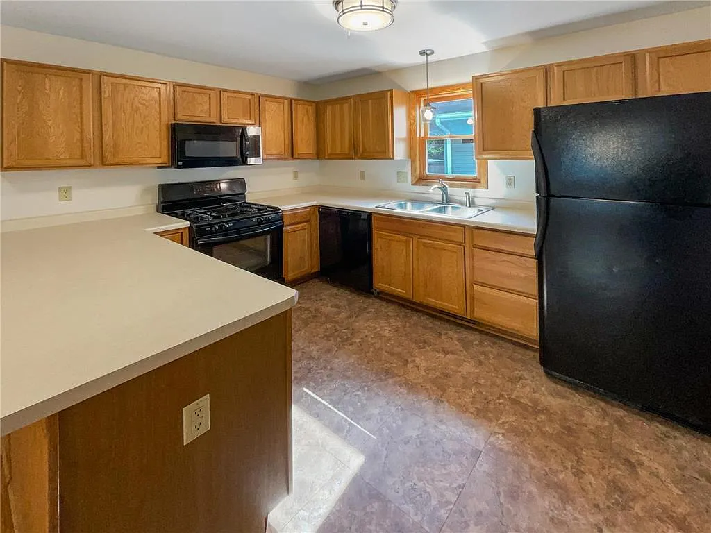4 bed, 2.5 bath, 2360 sqft, $2,600 — Photo 2