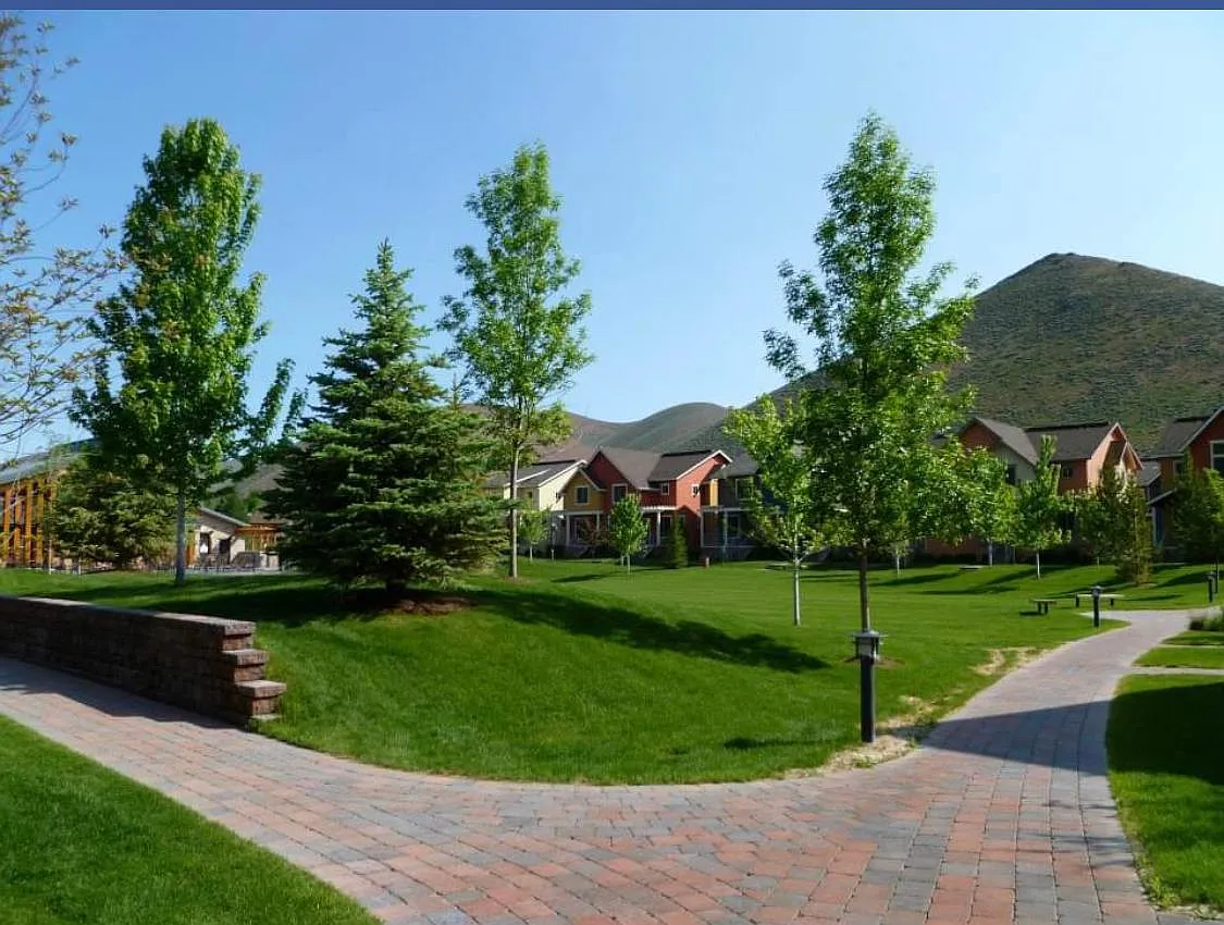 2474 Shenandoah Dr — Photo 4