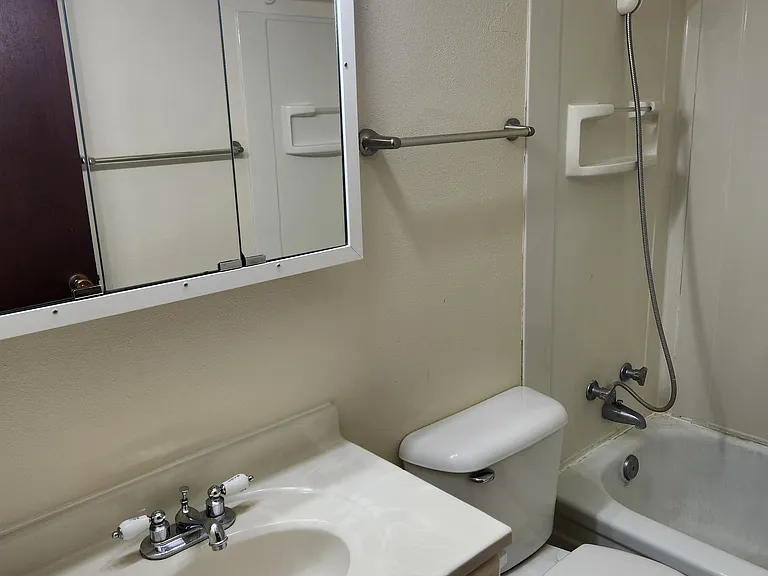 910 Redwood St E #1 — Photo 5