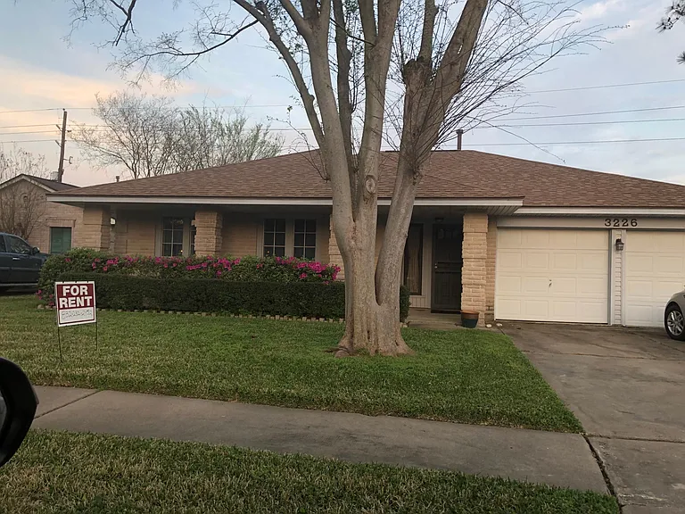3226 Windmoor Dr — Photo 1