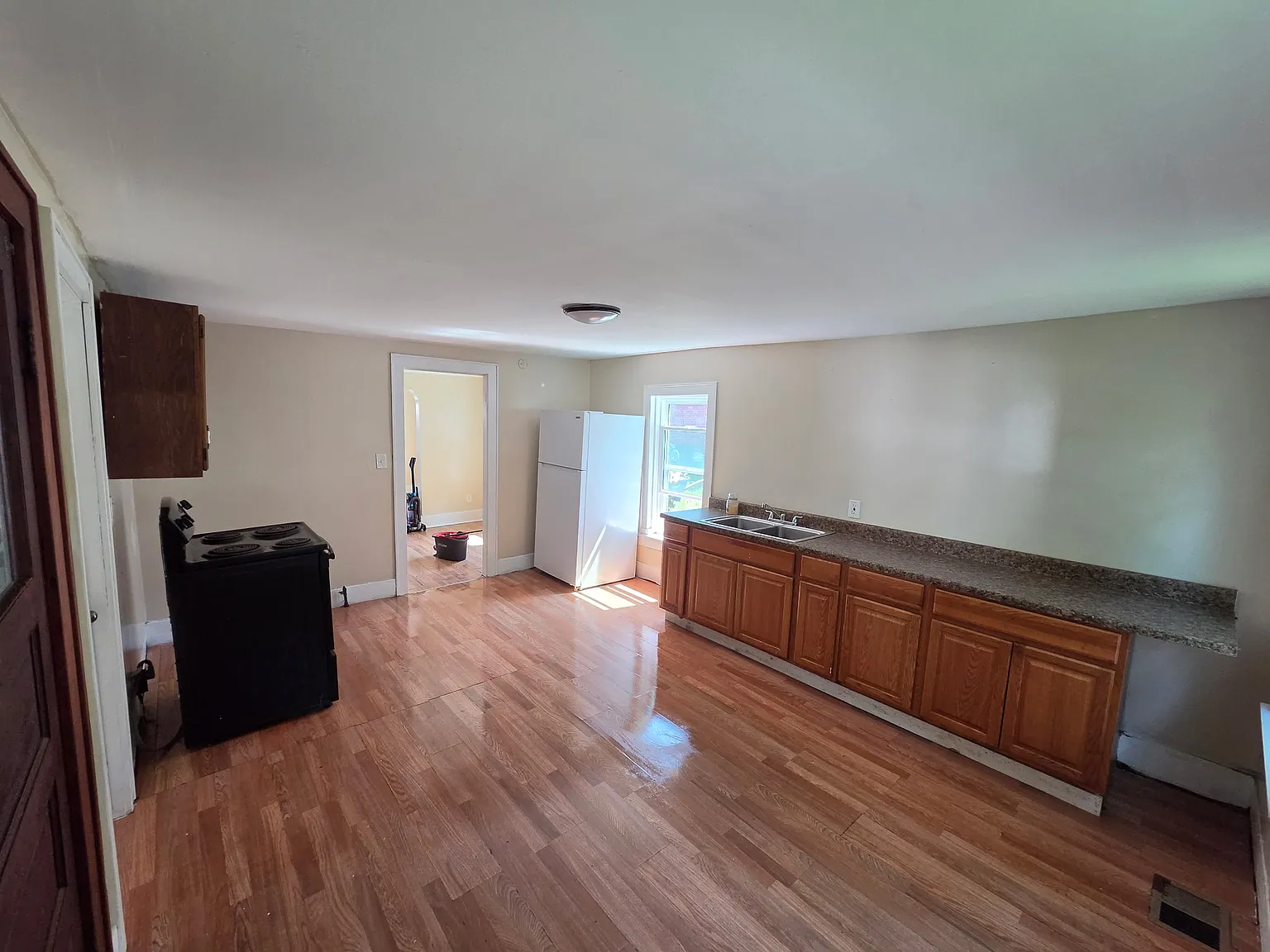 3 bed, $1,300 — Photo 3