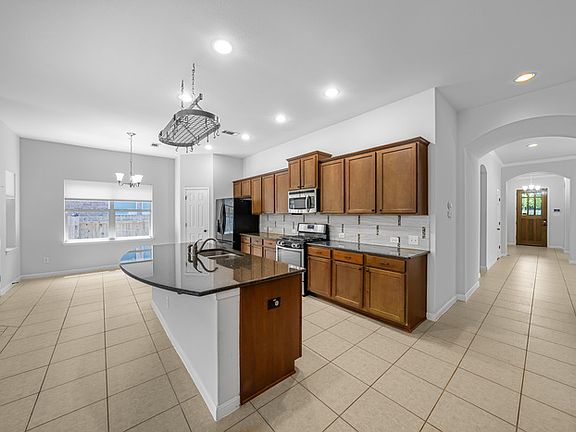 4th image of 718 Edwards Walk Dr