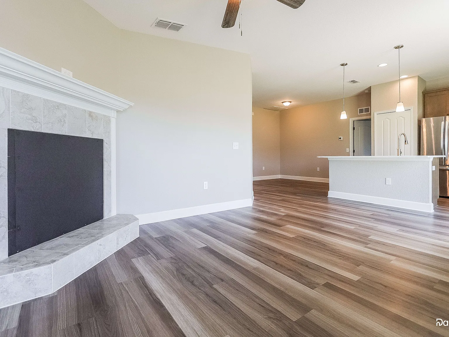 3 bed, 2.0 bath, 1266 sqft, $2,060 — Photo 3