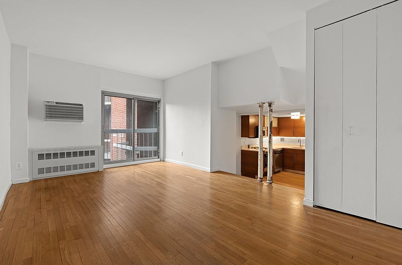 1st image of 184 Thompson St APT 4V