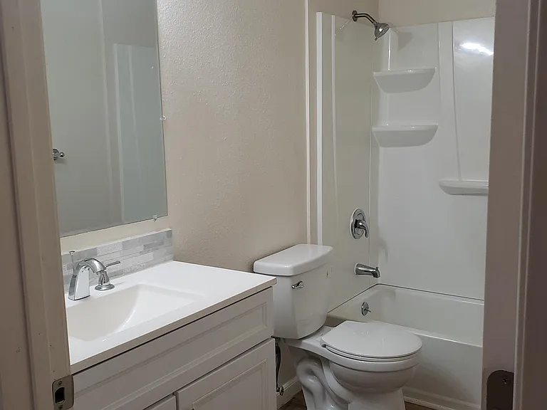 2101 NE Kane Dr — Photo 5