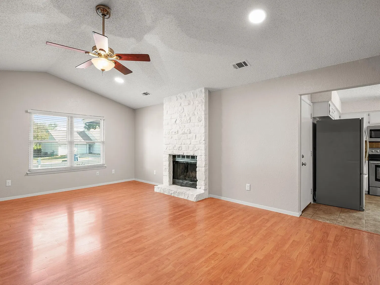 3 bed, 2.0 bath, 1104 sqft, $2,300 — Photo 3