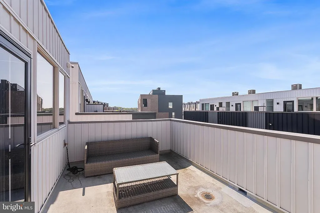 3 bed, 3.5 bath, 2115 sqft, $3,400 — Photo 3