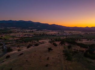 993 Suncrest Rd, Medford, OR 97504