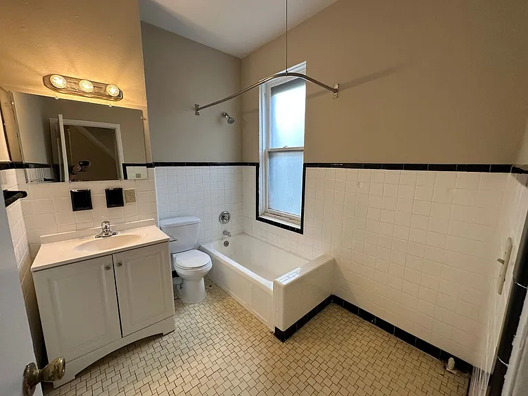 1 & 2 Bedrooms-Brady St - Heat & Electricity Included — Photo 35