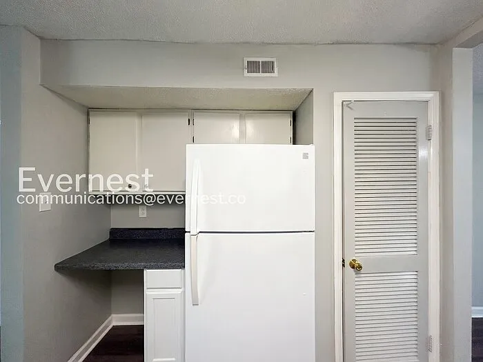4 bed, 2.5 bath, 2024 sqft, $1,825 — Photo 3