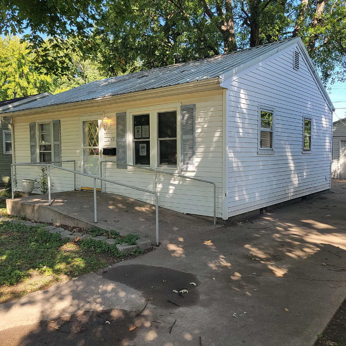 Building Photo - 2149 E Converse Ave