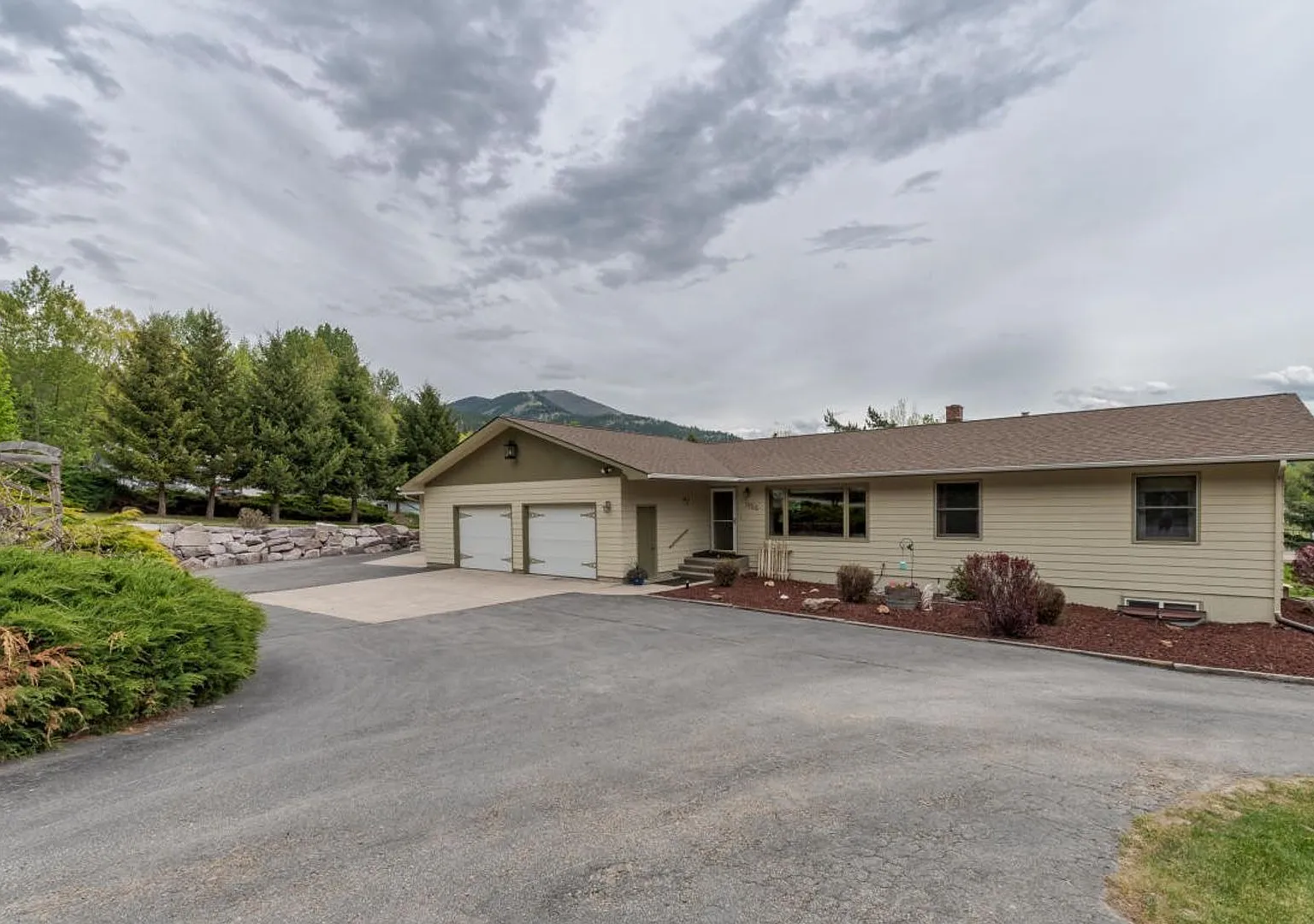 Large Corner Lot Home - 4 bed - 3 bath — Photo 3