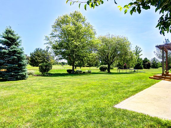 2nd image of 906 Foxbriar Ln