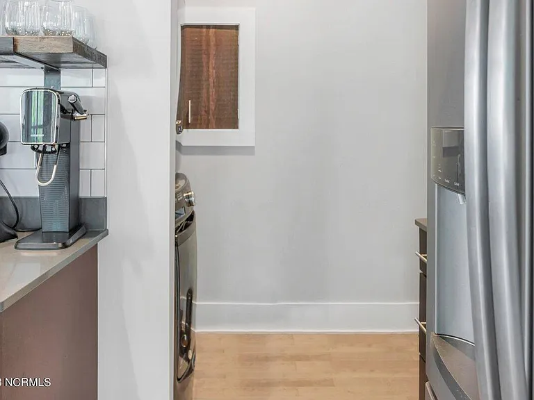 180 E Delaware Ave — Photo 18