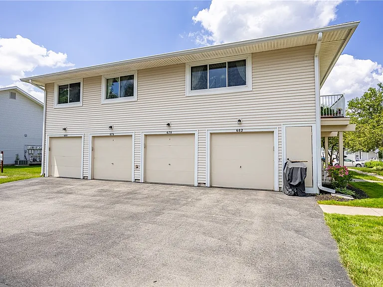678 Eastbrooke Ln — Photo 4