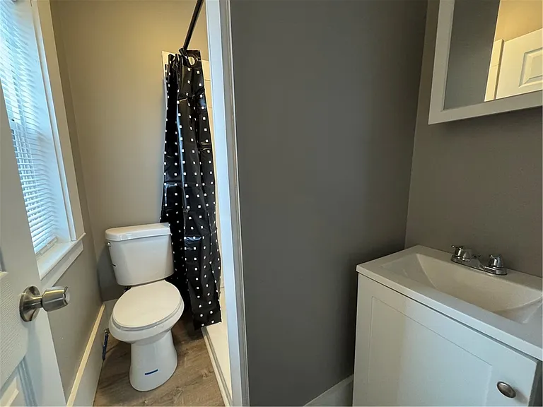 2042 Dewey Ave #4 — Photo 4