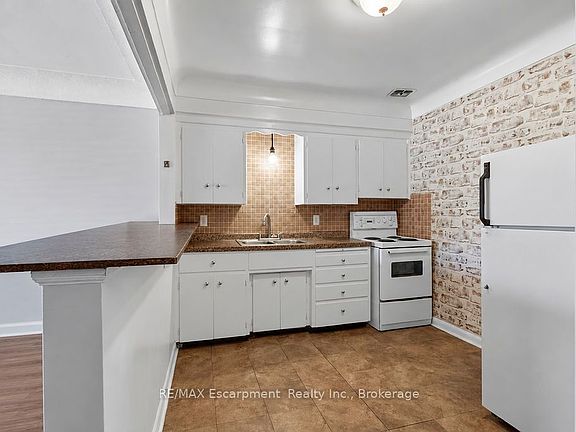 5th image of 830 Robinson St #303