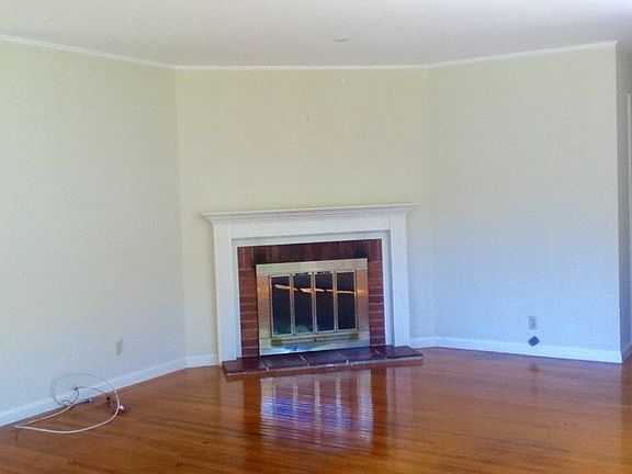 3rd image of 19 Lakeside Dr