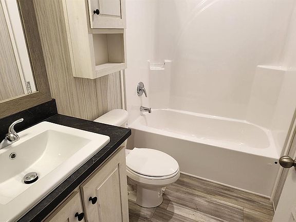 4th image of 97 Lincoln Cir