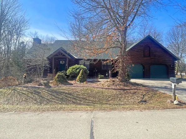 126 Country Club Dr, Clintonville, WI 54929