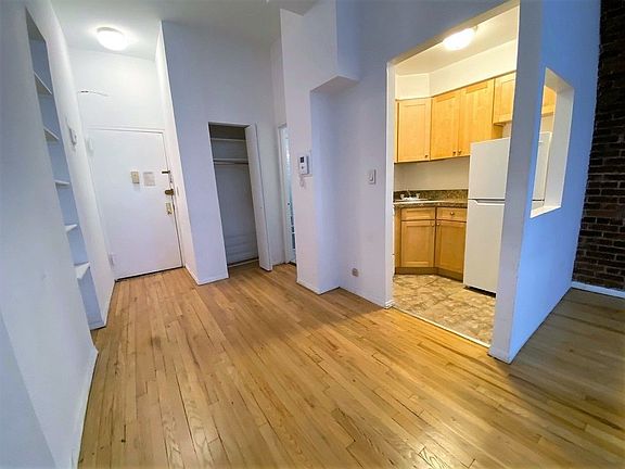 4th image of 319 E 53rd St APT 5D