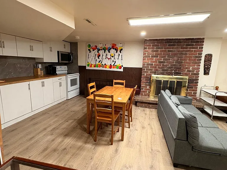 34 Shoreland Cres #B — Photo 2