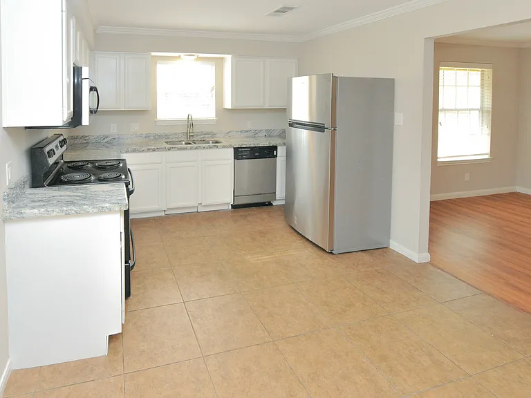 2100 Southwood Dr #13 — Photo 6
