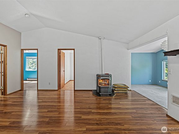 4th image of 460 Lakeside Drive