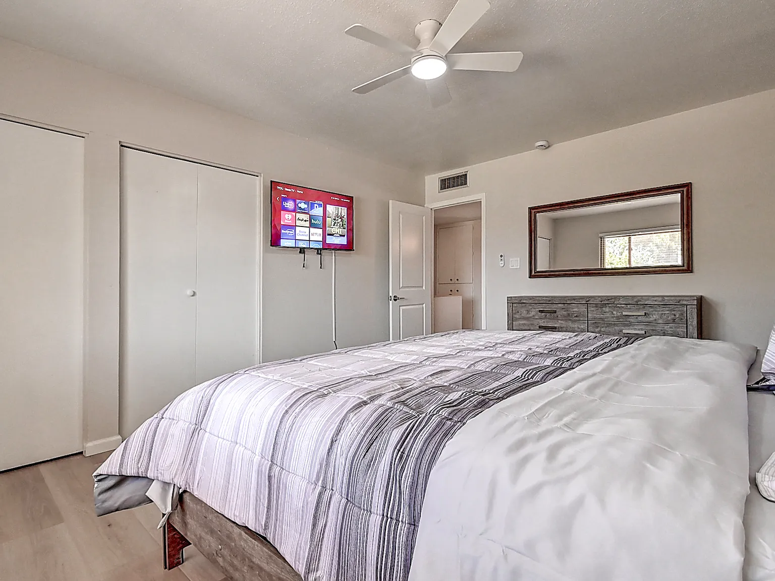 2 bed, 1.5 bath, 1039 sqft, $3,000 — Photo 4