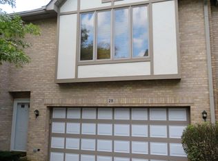 28 Cliffside Circle Dr, Willow Springs, IL 60480