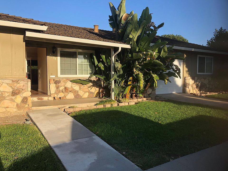 1st image of 2994 Castle Dr