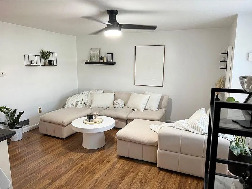 3 bed, 1.5 bath, 1568 sqft, $2,599 — Photo 2