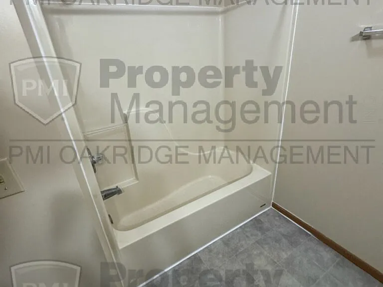 233 Elizabeth Dr — Photo 6